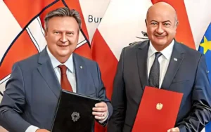 The photo shows Michael Ludwig, Mayor of Vienna, and Christian Stocker, Federal Chancellor of Austria, at the presentation of the MI-Gigafactory project. © Stadt Wien/Bubu Dujmic